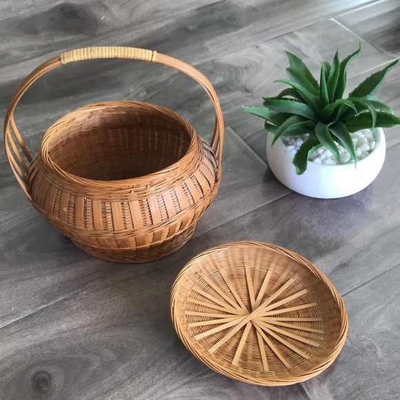 Vintage Other - 🔥4 for $25🔥 VINTAGE Storage basket with lid - 🧺